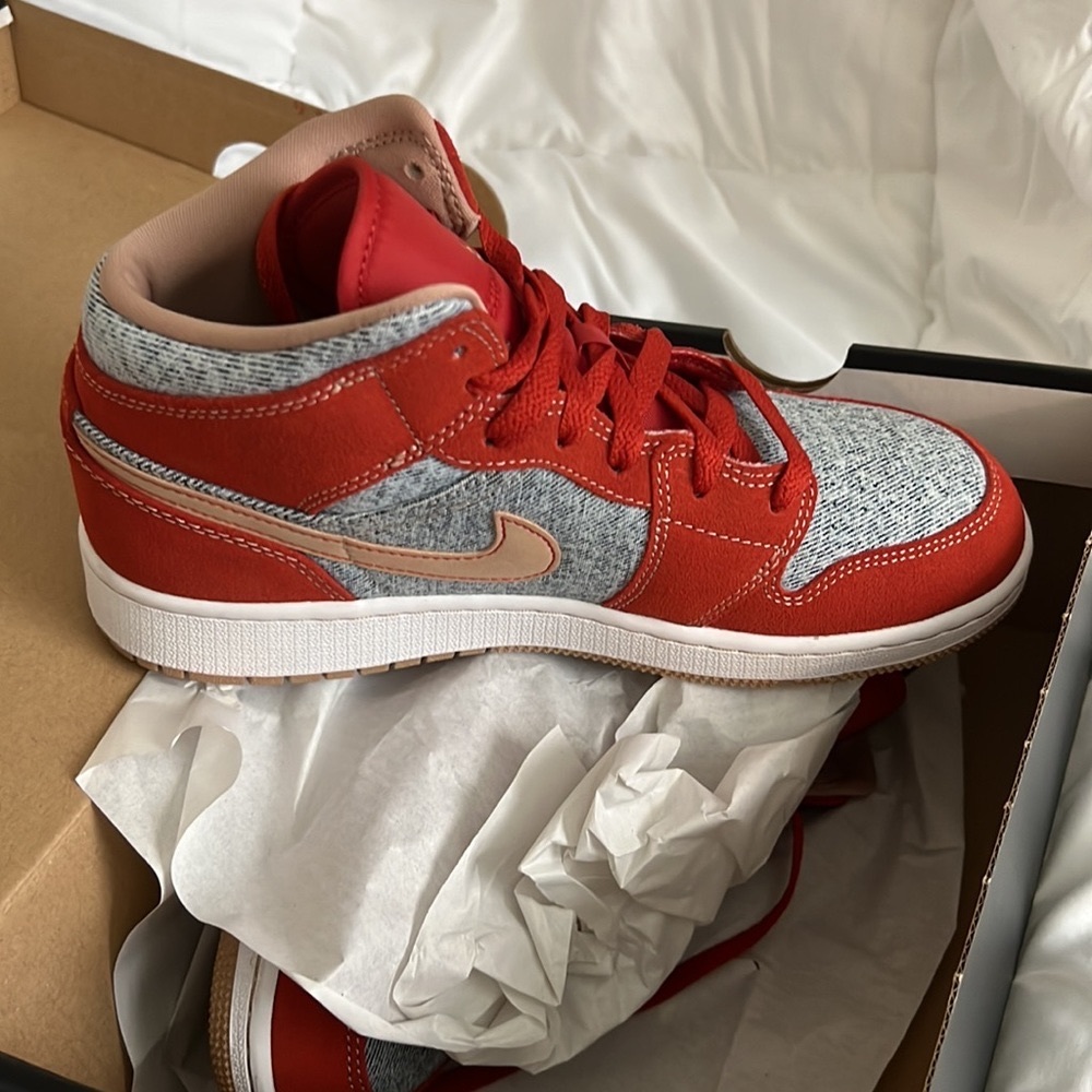 Air Jordan 1 Mid SE denim .  5.5 Y